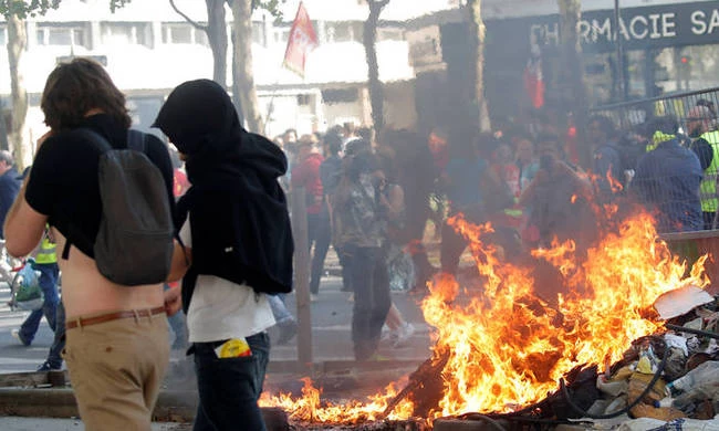 Συγκρούσεις στο Παρίσι μεταξύ αστυνομίας και διαδηλωτών [pics]